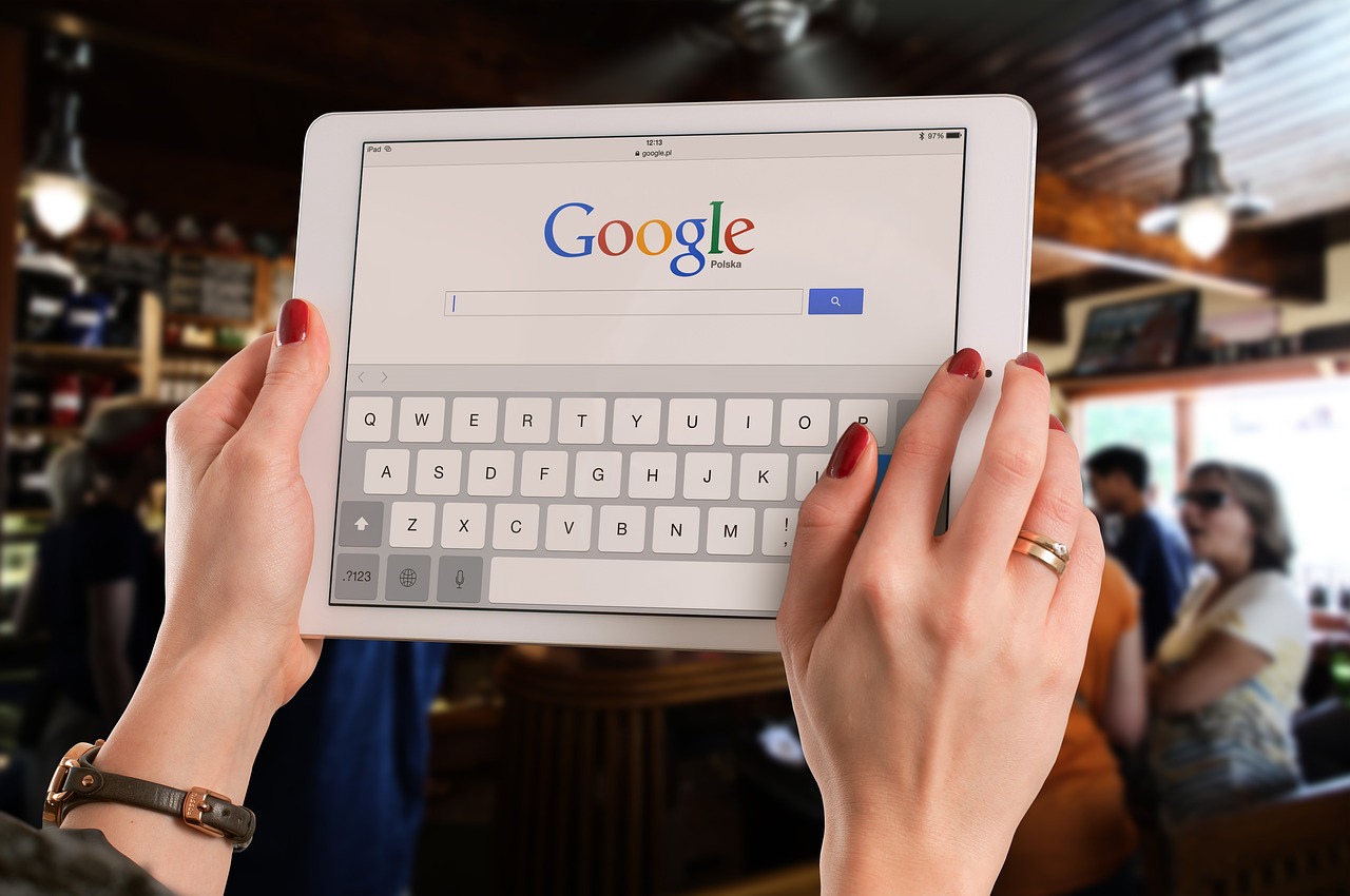 La segnalazione dei contenuti per motivi legali su Google: un aspetto chiave del diritto all’oblio
